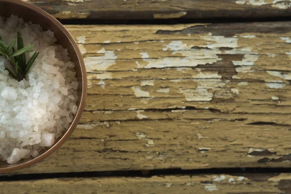 Соль и розмариновая трава в миске — стоковое фото