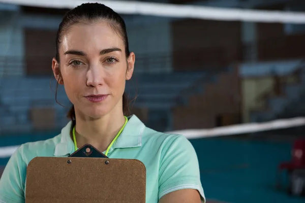 Volleybal coach met Klembord — Stockfoto