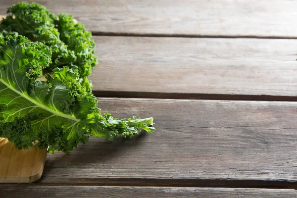 Gros plan des feuilles fraîches de chou frisé sur la table — Photo