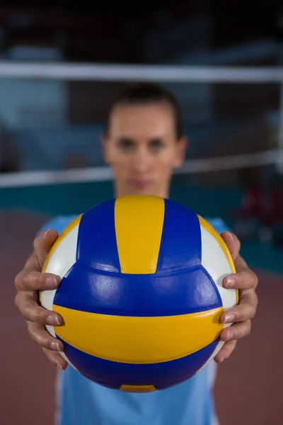 Vrouwelijke sportsperson bedrijf volleybal — Stockfoto