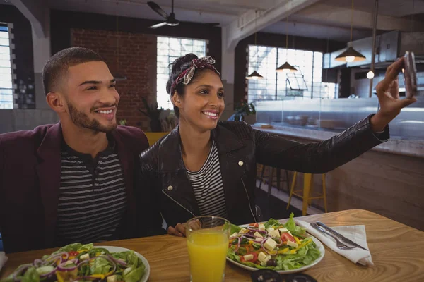 Vrienden met salade platen nemen selfie — Stockfoto