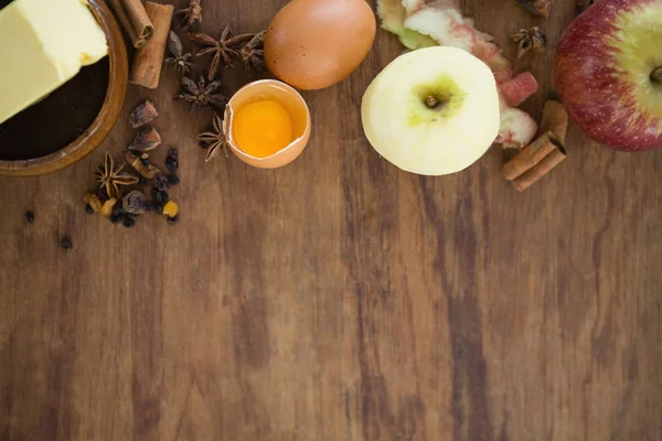 Apfel mit Ei und Gewürzen — Stockfoto