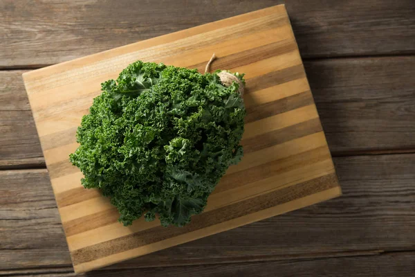 Fresh kale on cutting board — Stock Photo, Image