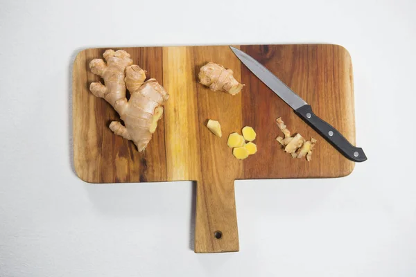 Zencefil ve kesme tahtası üzerinde bıçak — Stok fotoğraf