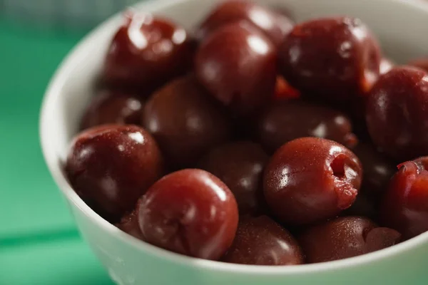 Close up of olives in bowl — Stock Photo, Image