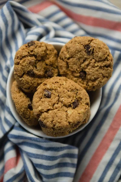 Cookies i skål på servett — Stockfoto