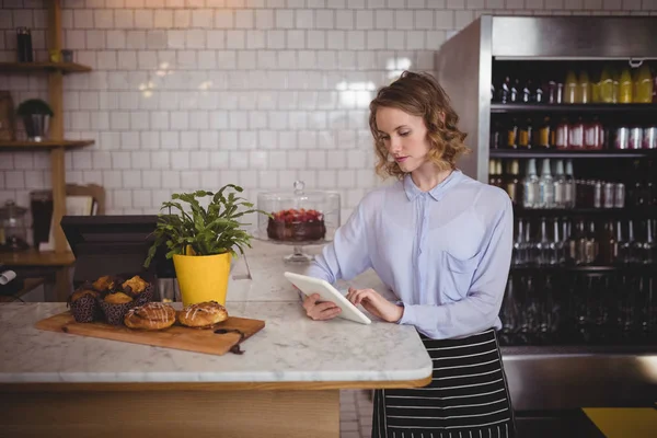 Waitress using digital tablet — Stock Photo, Image