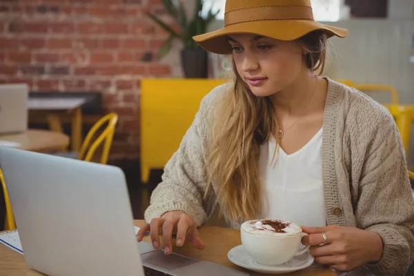 Mulher bonita usando laptop no café — Fotografia de Stock