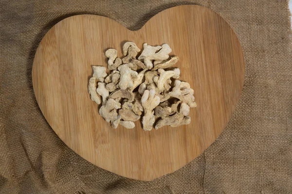 Sušené gingers ve tvaru srdce slouží desky — Stock fotografie