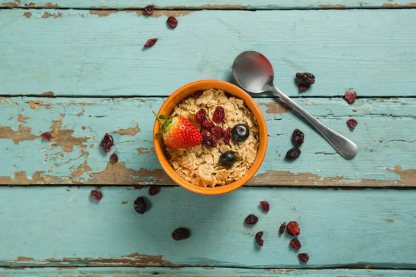 Cuencos de trigo cereales con frutas — Foto de Stock