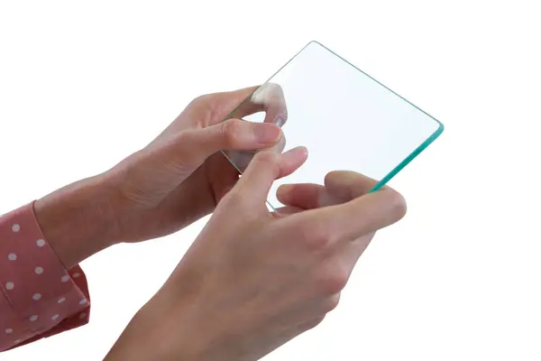 Mujer usando el teléfono móvil de cristal — Foto de Stock