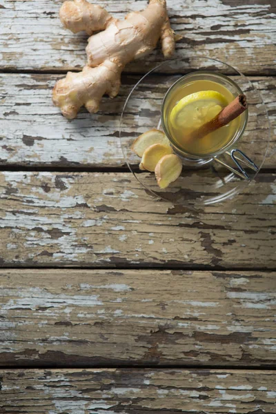 A fahéj és a gyömbér tea a táblázatban viharvert citrom — Stock Fotó