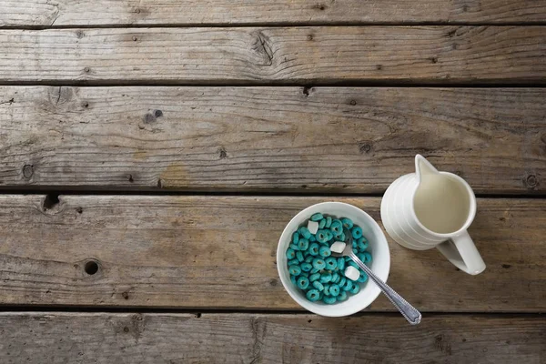 Anillos de cereales y malvavisco en tazón con leche —  Fotos de Stock