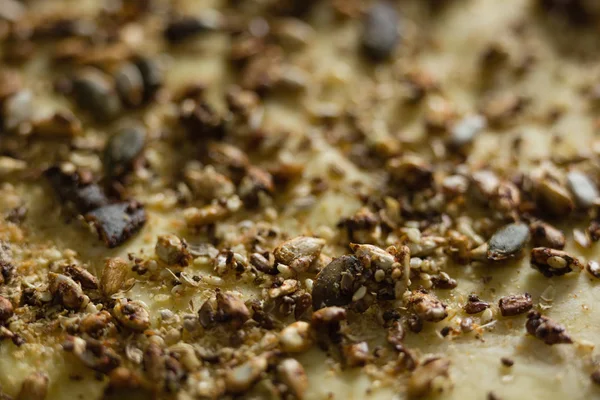 Tiro de quadro cheio de cardamomos na torta — Fotografia de Stock