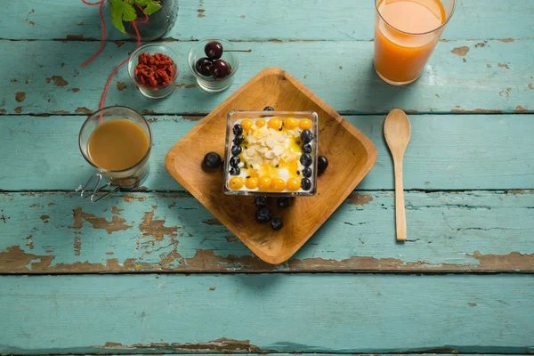 Vassoio per colazione con bicchiere di succo di frutta e tè — Foto Stock