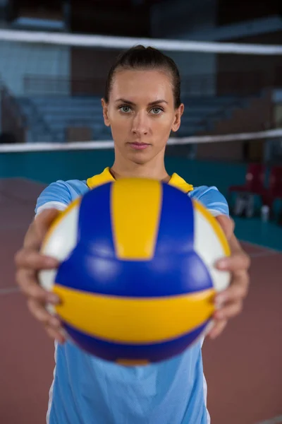 Kadın sporcu holding Voleybol — Stok fotoğraf
