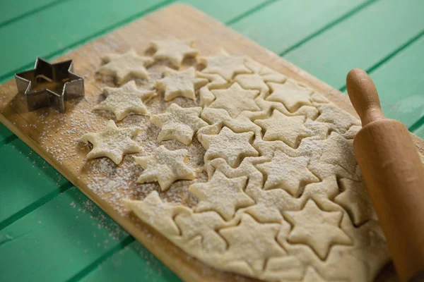 Biscoitos forma estrela na placa de corte — Fotografia de Stock