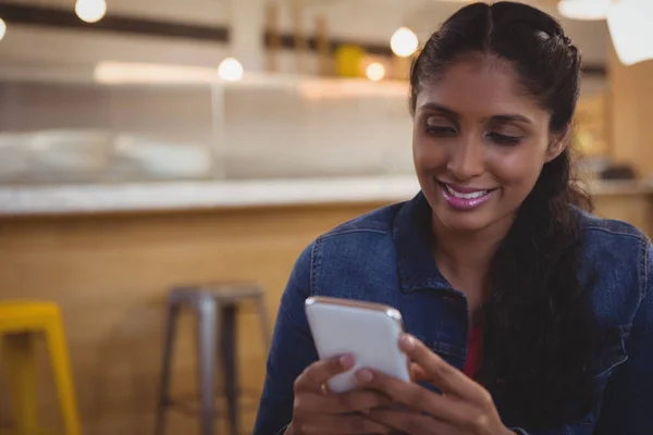 Mulher feliz usando telefone no café — Fotografia de Stock