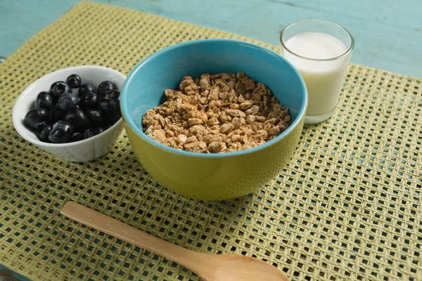 Taça de cereais e mirtilos com copo de iogurte — Fotografia de Stock