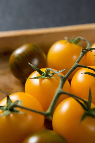 Close-up de tomates cereja em prato — Fotografia de Stock