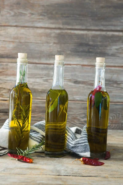 Bottiglie di olio con erbe aromatiche e spezie — Foto Stock