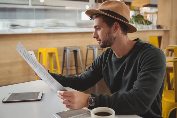 Menù di lettura uomo al caffè — Foto Stock