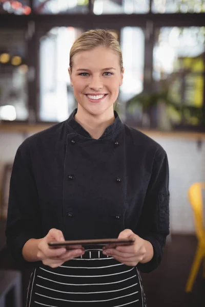 Bastante camarera sosteniendo tableta digital — Foto de Stock