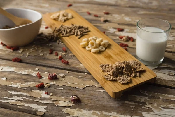 Cereales para el desayuno y leche —  Fotos de Stock