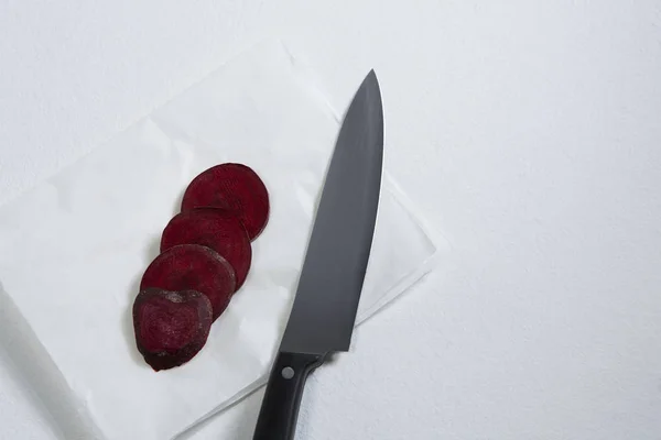 Beyaz zemin üzerine dilimlenmiş Beetroots ve bıçak — Stok fotoğraf