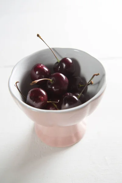 Cherries in bowl on table — Stock Photo, Image