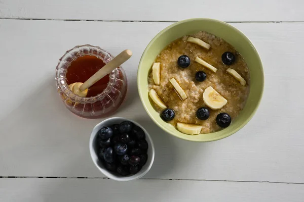 Beyaz zemin üzerinde sağlıklı bir kahvaltı — Stok fotoğraf