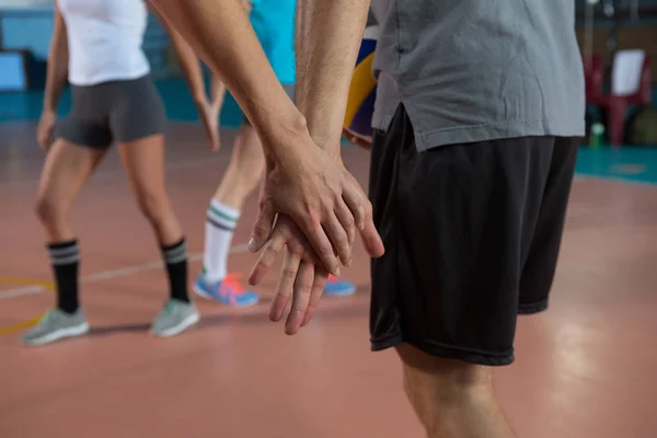 Joueur de volley-ball tenant la main avec son coéquipier — Photo