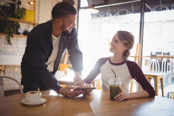 Man met tablet pc door vrouw — Stockfoto