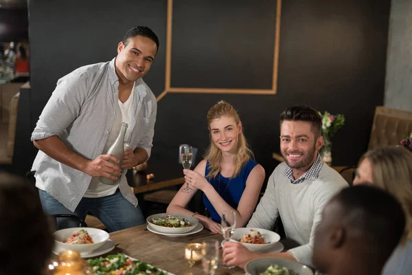 Amigos dinging juntos en restaurante —  Fotos de Stock