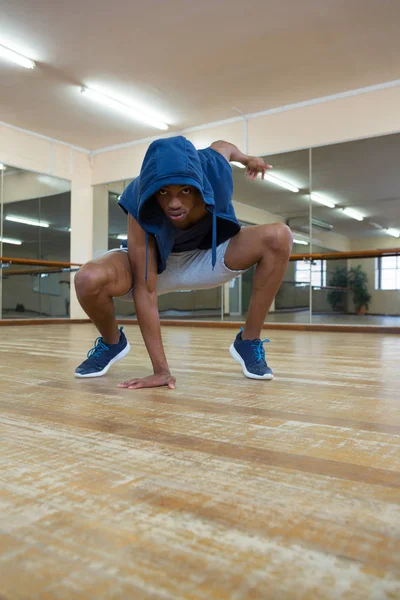 Ballerino che pratica in studio — Foto Stock