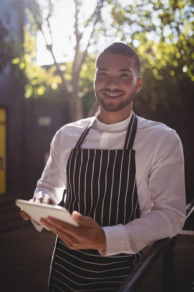 Servitören med digital tablet — Stockfoto