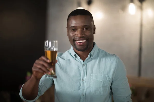 Man som håller glas champagne — Stockfoto