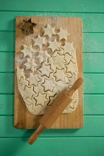 Biscoitos forma estrela na placa de corte — Fotografia de Stock