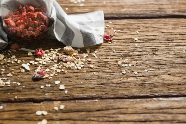 Burk med torr frukt på träbord — Stockfoto