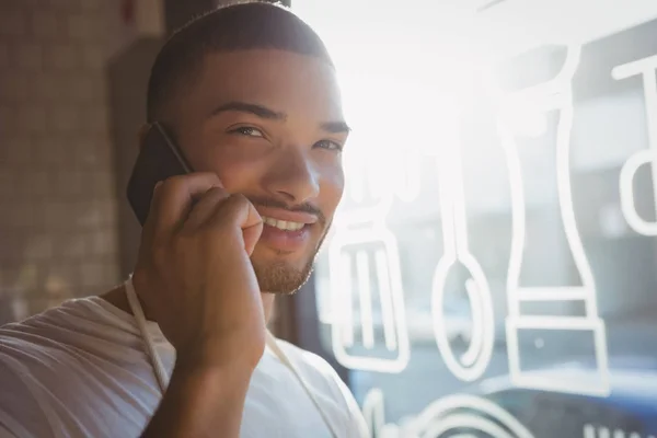 Camarero hablando por teléfono móvil — Foto de Stock