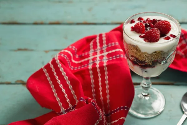 Kopje yoghurt met framboos en granaatappel — Stockfoto