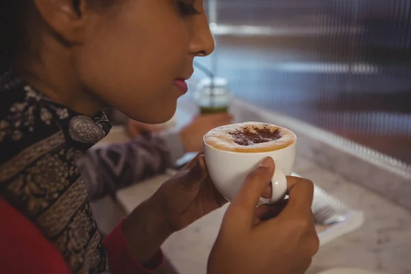 Nő, hogy a kávé, kávézó — Stock Fotó