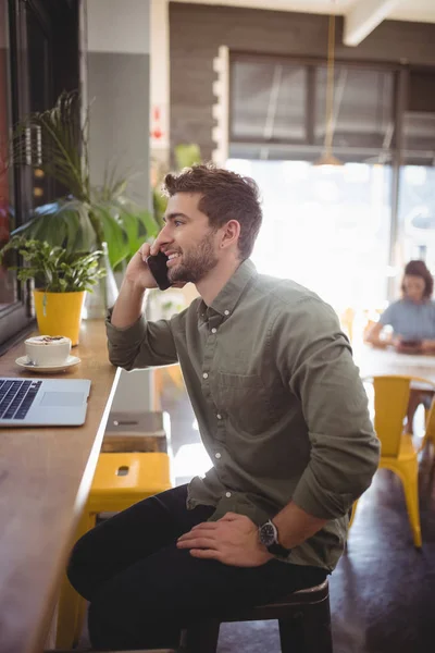 Mannen som pratar i mobilen — Stockfoto