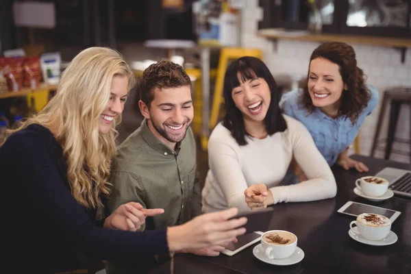 Amigos usando tableta digital — Foto de Stock