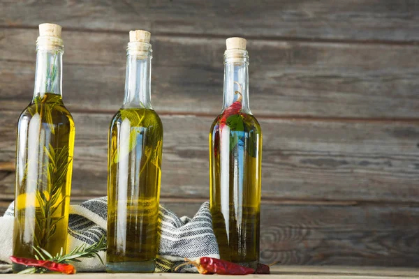 Botellas de aceite de oliva con hierbas y especias —  Fotos de Stock