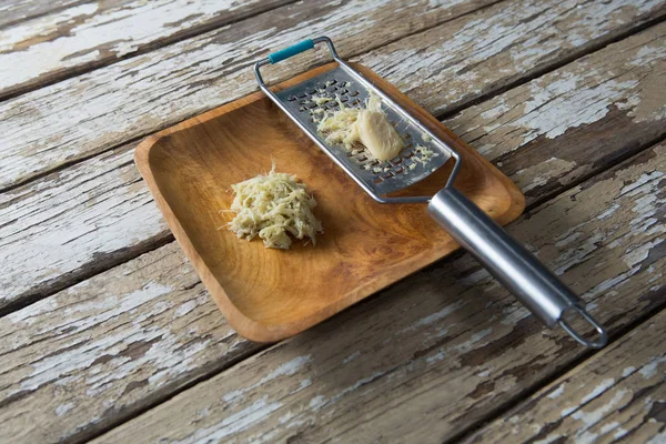 鋼のおろし金とテーブルの上皿で生姜 — ストック写真
