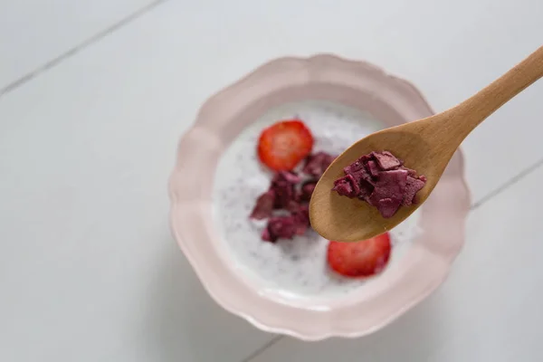 Desayuno saludable en cuchara de madera — Foto de Stock