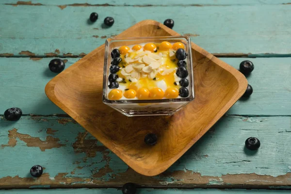 酸奶的蓝莓和黄金浆果在碗里 — 图库照片