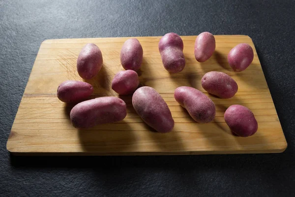 Batatas doces na tábua de corte — Fotografia de Stock
