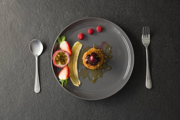 Desayuno saludable con frutas en un plato — Foto de Stock